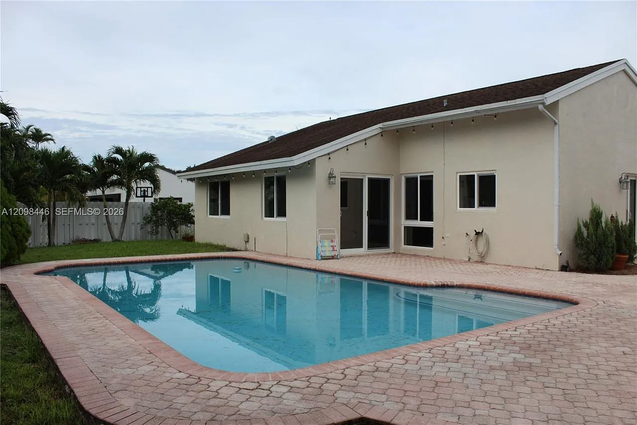 3 bed, 2.0 bath, 1413 sqft, $4,200 — Photo 2
