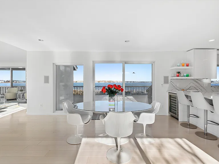32 Dune Rd — Photo 4