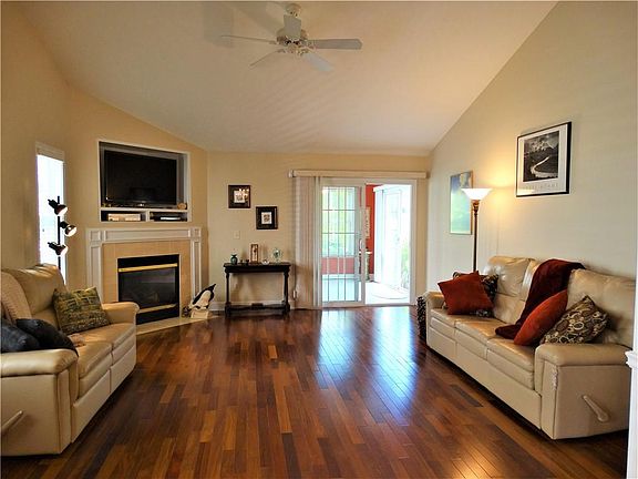 4th image of 20 Columbia Ct