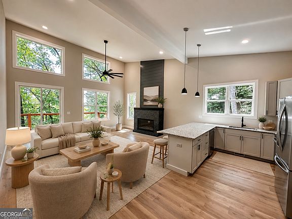 3rd image of 673 Autumn Ridge Dr