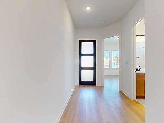 3rd image of 553 Darley Oak Dr