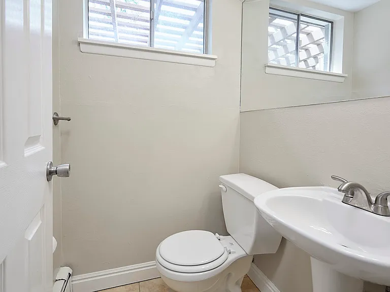 241 Elmwood Dr — Photo 10