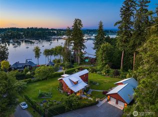 6017 Rose Loop NE, Bainbridge Island, WA 98110