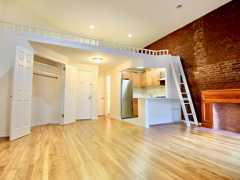 160 W 75th St #1B — Photo 2