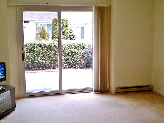 Living rm w/patio walkout