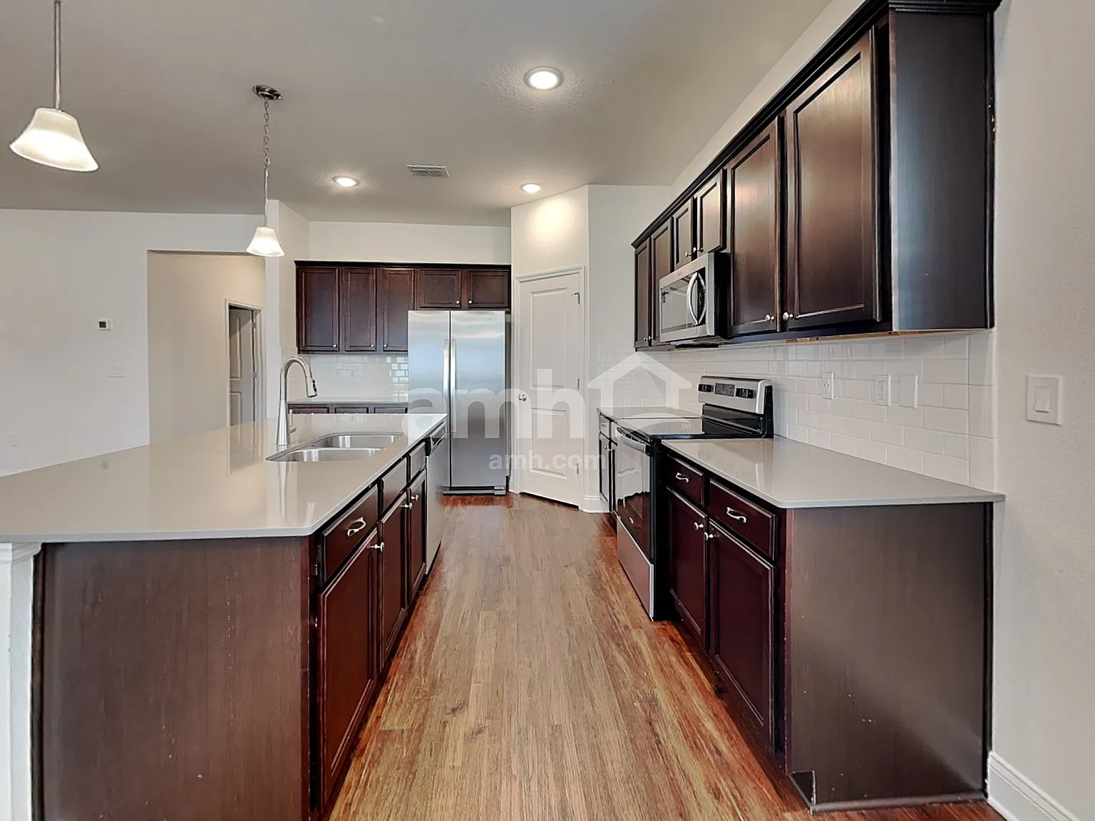 5 bed, 3.0 bath, 2525 sqft, $3,060 — Photo 4