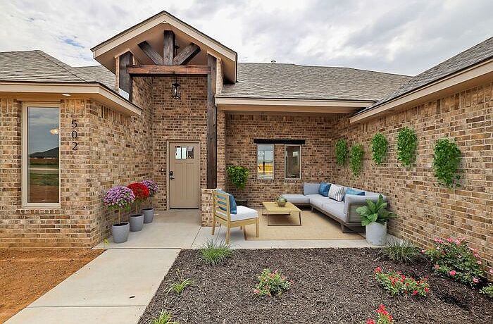 1st image of 502 Country Club Dr