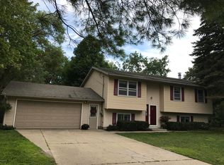 547 Aue Rd, Norton Shores, MI 49441
