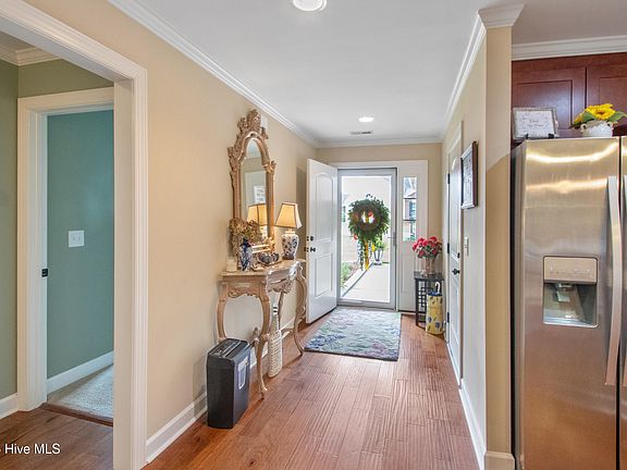 4th image of 136 Oxford Drive