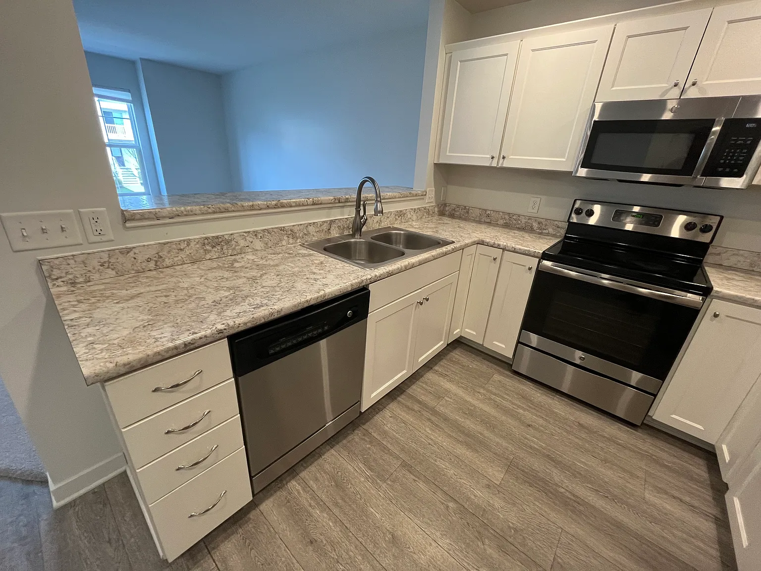 3 bed, 2.5 bath, 1833 sqft, $2,498 — Photo 4