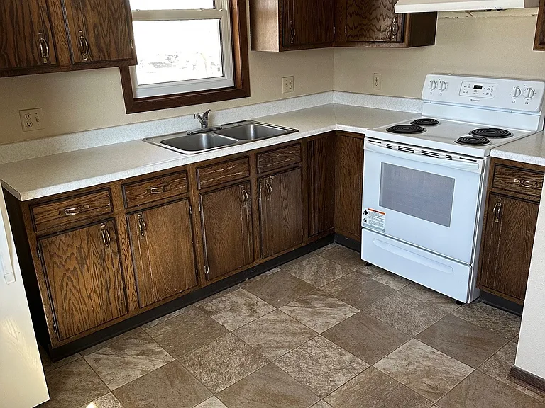 402 S Eastman Ave — Photo 2