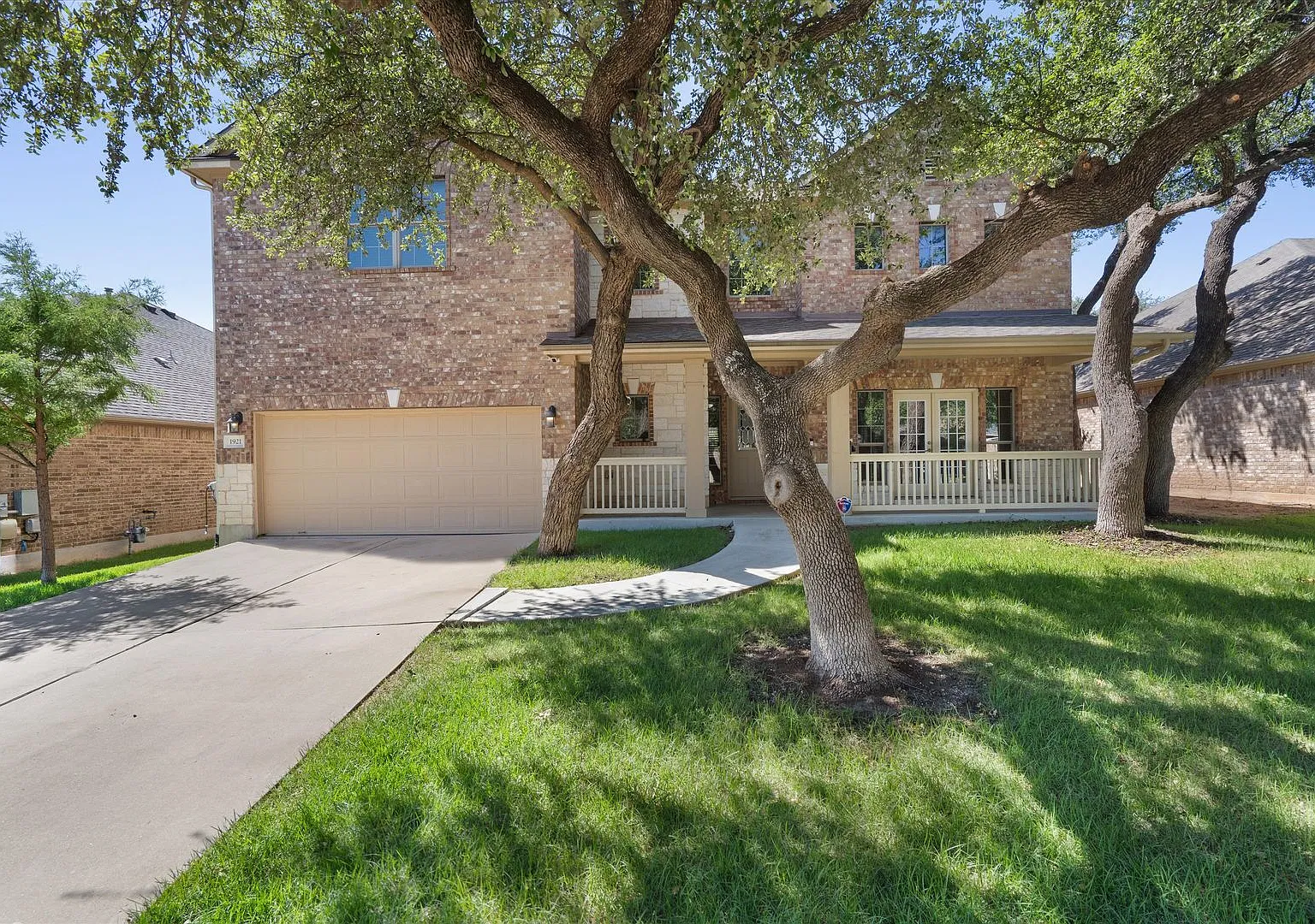 Spacious & Bright Home with Mature Trees, Covered Patio, Fireplace, Private Backyard & Resort-Sty... — Photo 1