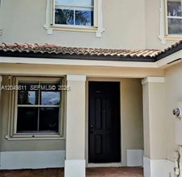 4163 NE 11th St #Townhouse 4163 — Photo 1