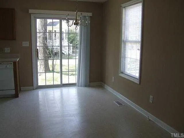 3 bed, 1049 sqft, $1,600 — Photo 3