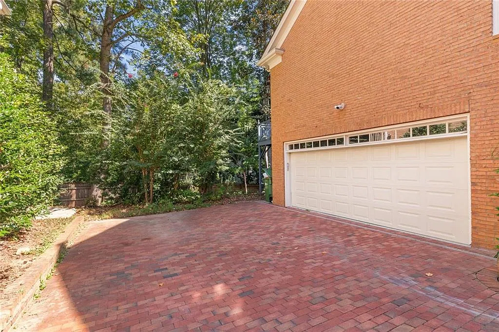 4 bed, 5.0 bath, 4035 sqft, $5,995 — Photo 3