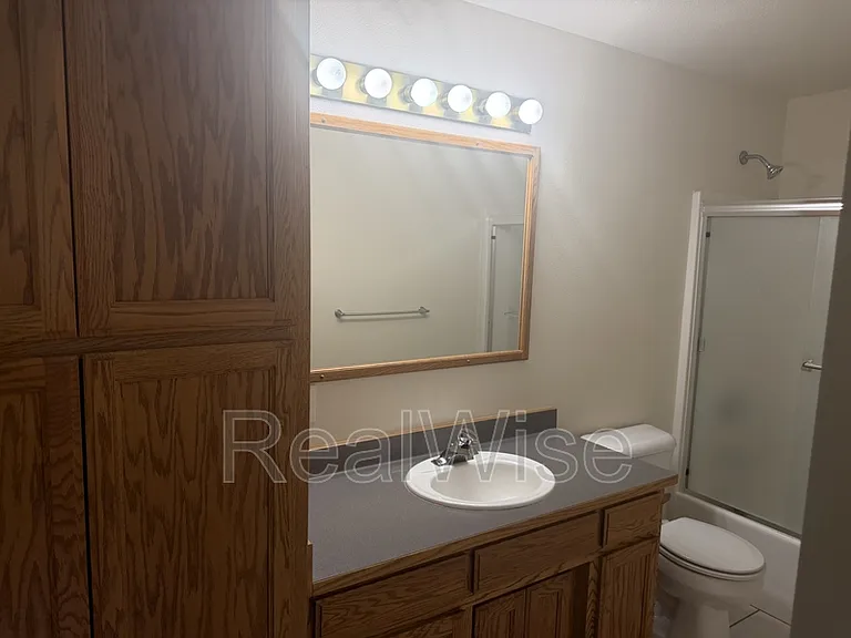 210 3rd St #B — Photo 15