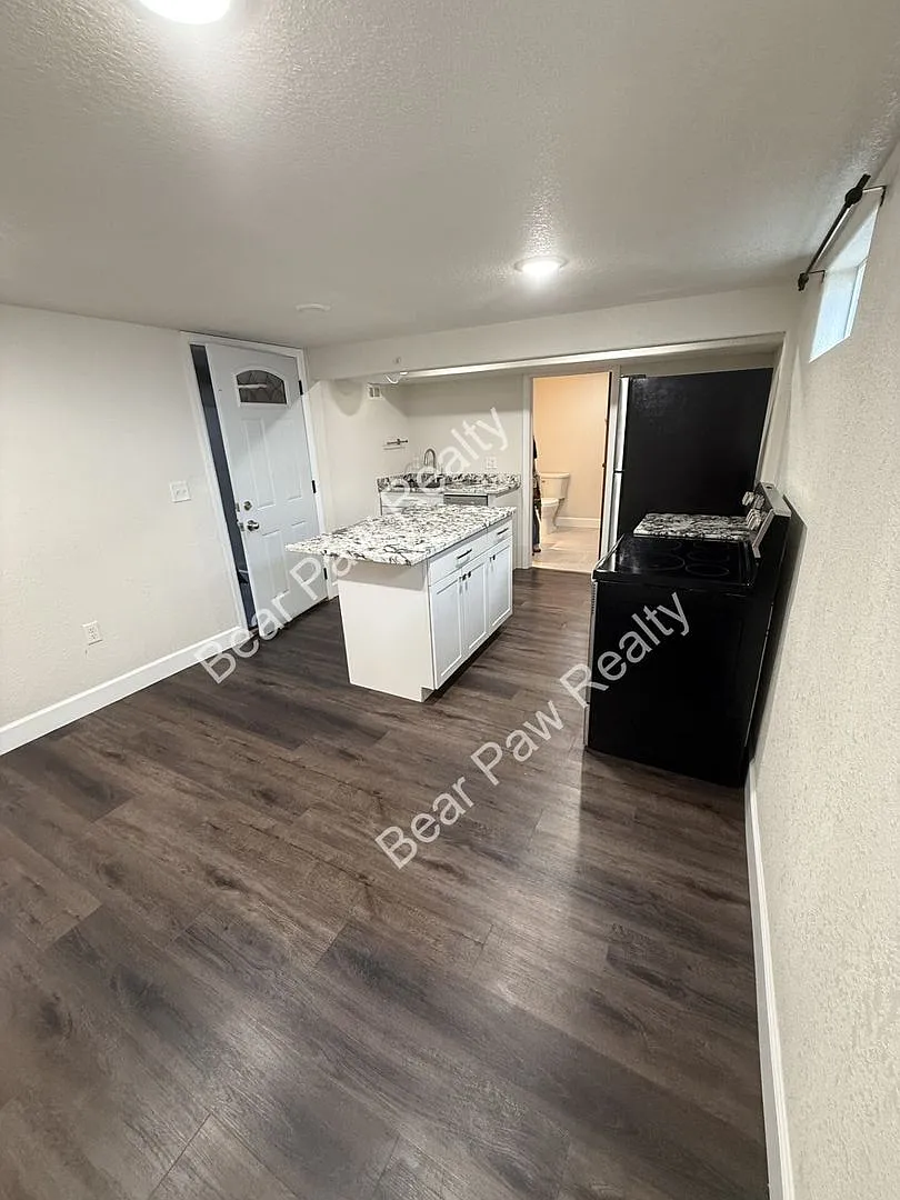 1820 E 21st St — Photo 3