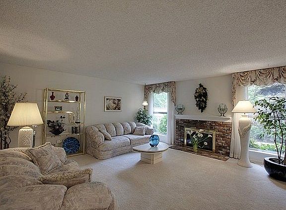Furnished (past) living rm
