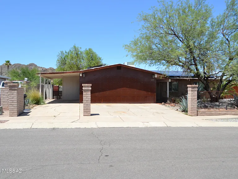 3270 W Capistrano Rd — Photo 2