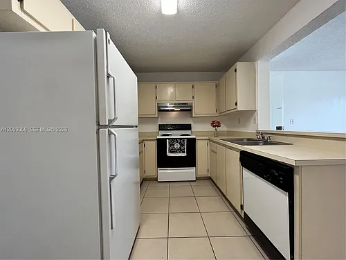 250 Palm Cir W #204 Photo 1