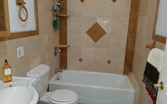 5th image of 2049 W Morse Ave #1