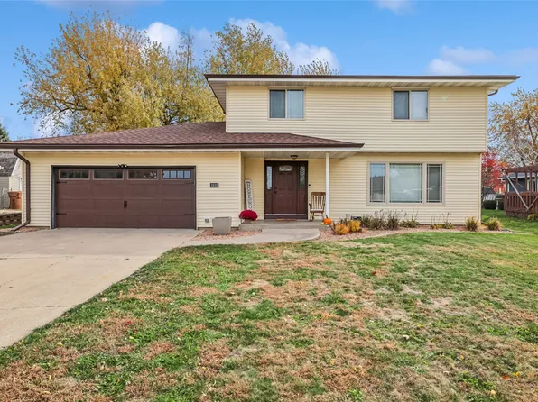 1810 Sunset St, Grinnell, IA 50112
