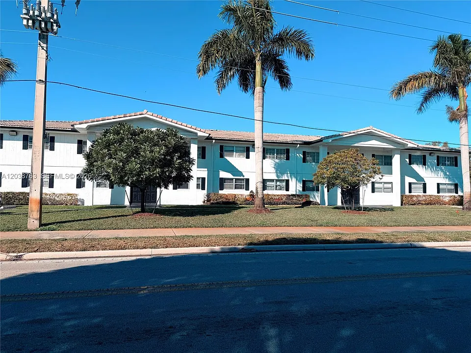 4240 Woodside Dr #4