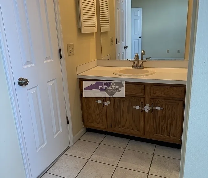 103 W Victoria Ct #F — Photo 10