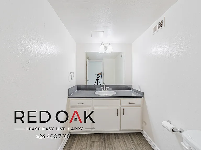 11701 Oxnard St #4 — Photo 11