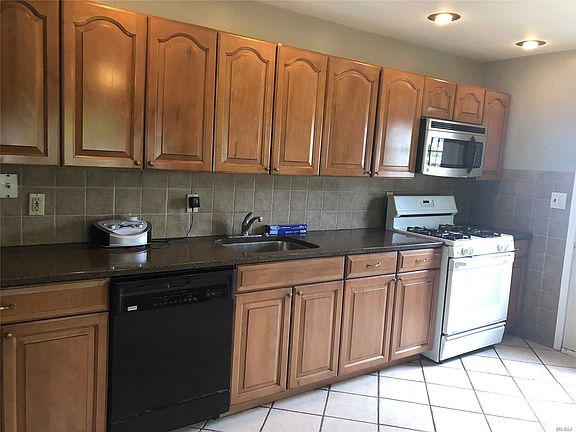 3rd image of 224 Dovecote Ln