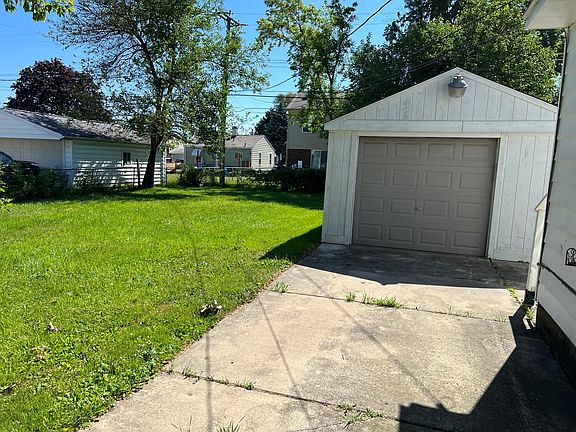 3rd image of 30428 Groveland St