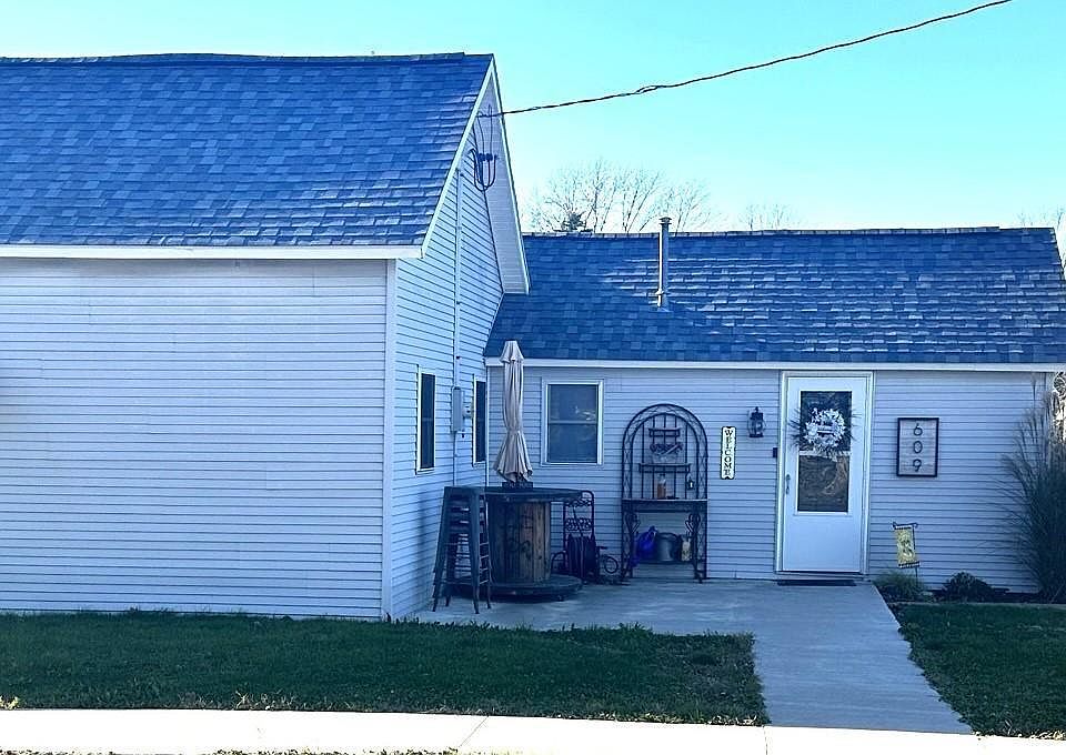 1st image of 609 S Oak St