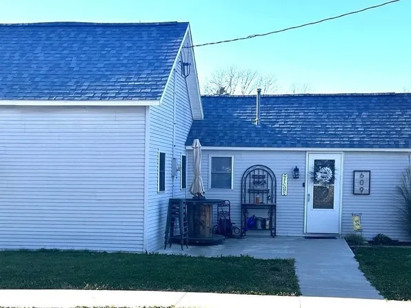 609 S Oak St, Glasford, IL 61533