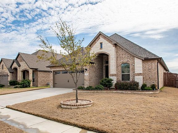 3rd image of 729 Ravenwood Dr