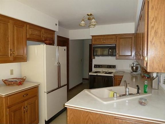 3rd image of 18905 Stonehedge Dr
