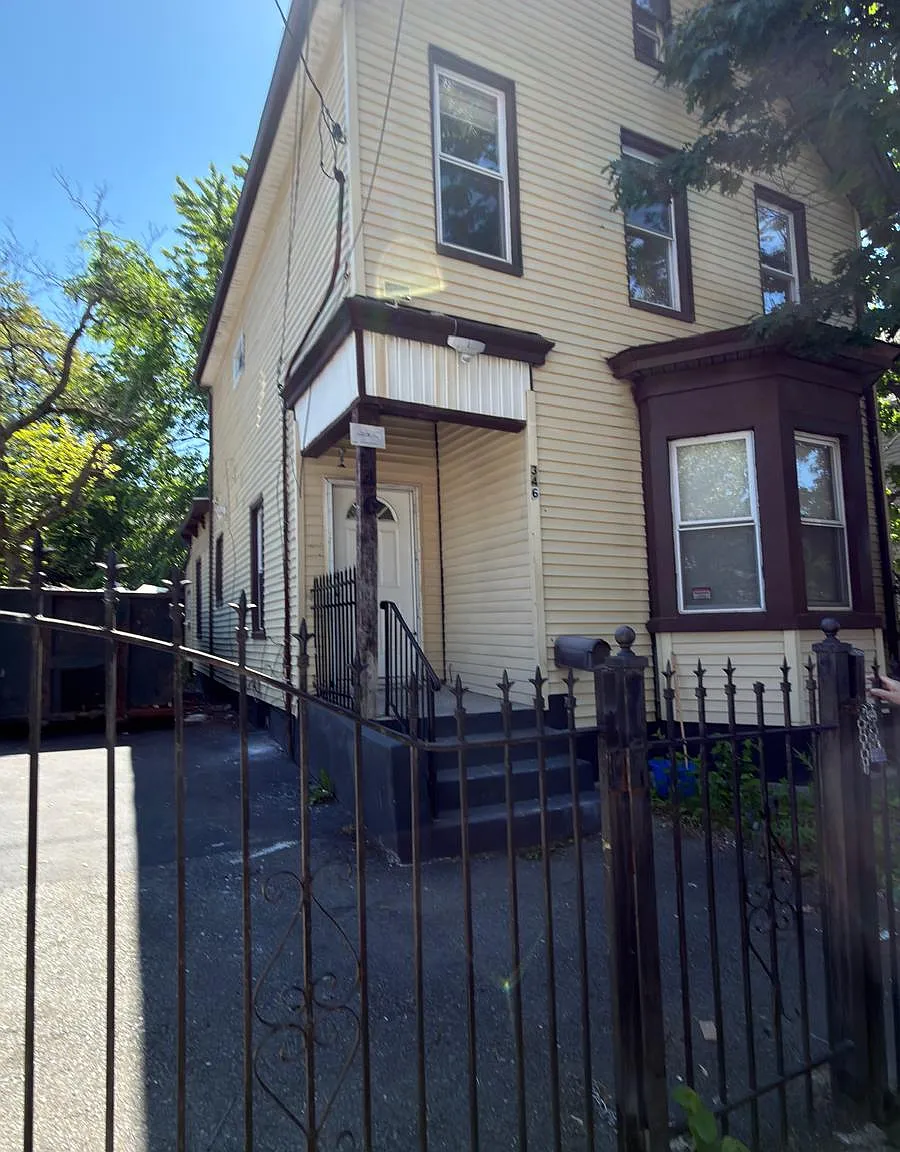 4 bed, 1638 sqft, $3,012 — Photo 1