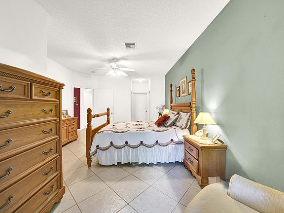 4th image of 1080 SW 42 Way