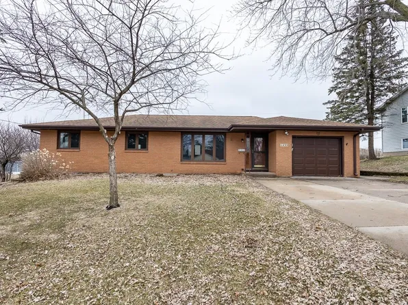 1433 8th Ave SE, Dyersville, IA 52040