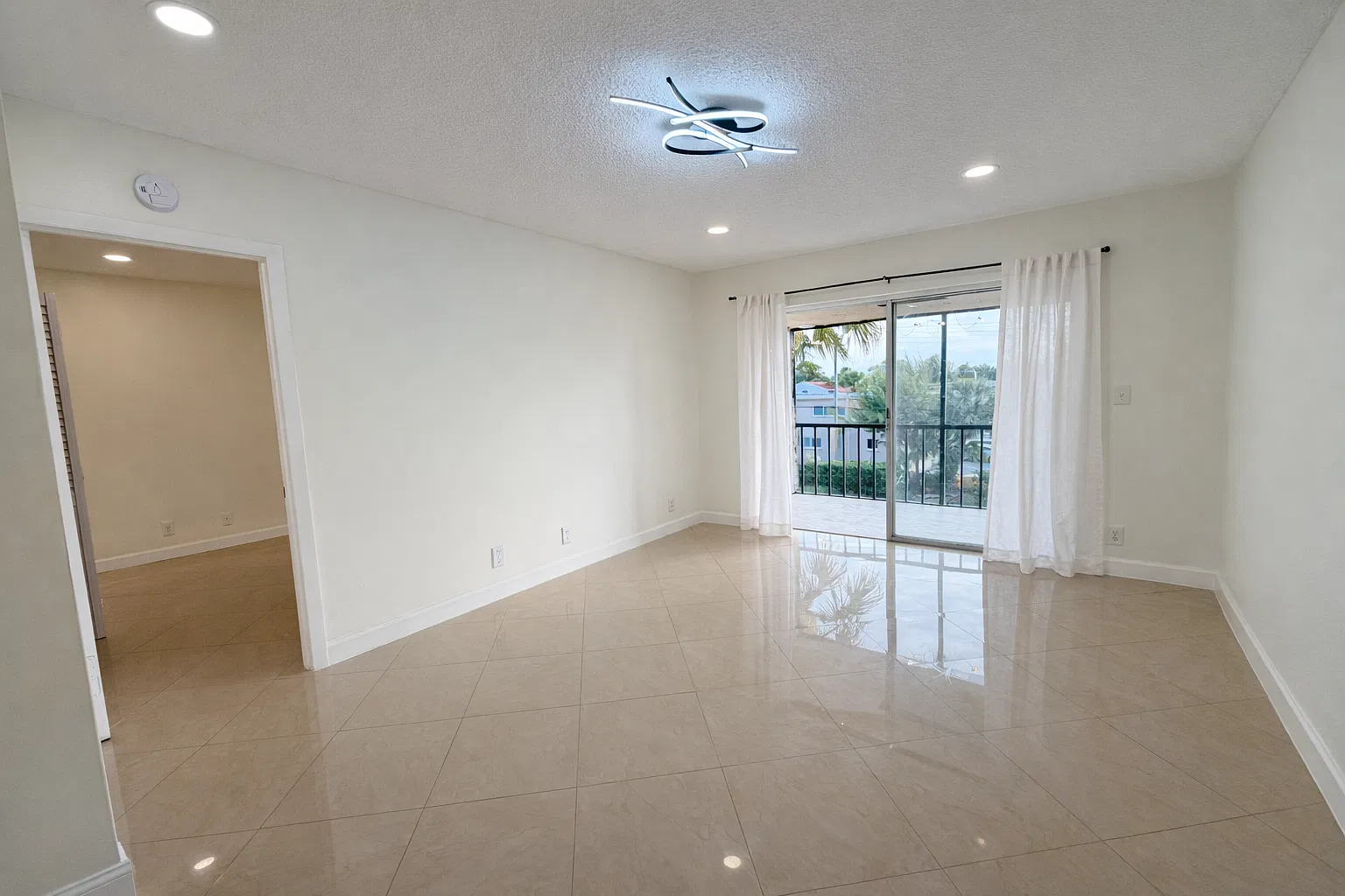 460 NW 20th St — Photo 2