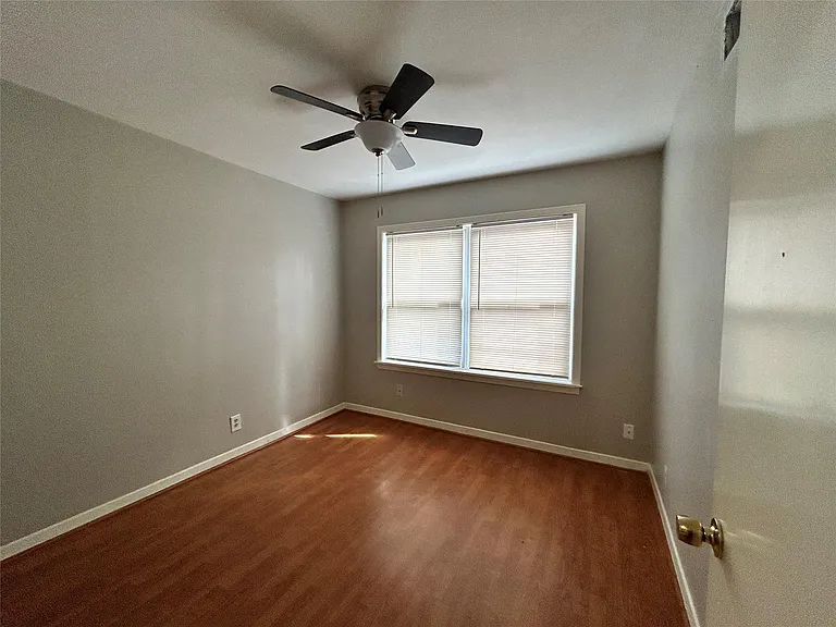 914 Elton St — Photo 11
