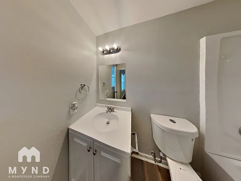 915 Winnie St — Photo 10