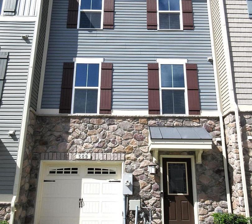 1st image of 509 Fox River Hills Way