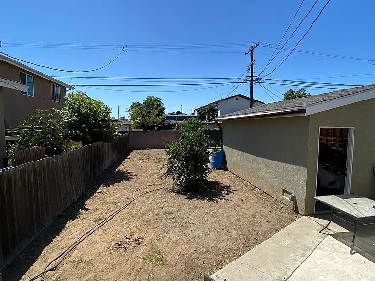 1030 E M St — Photo 32
