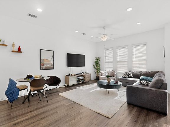 3rd image of 7546 Edgeware Rd