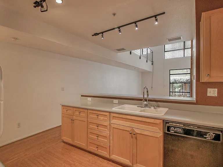 400 N 1st St #112 — Photo 9