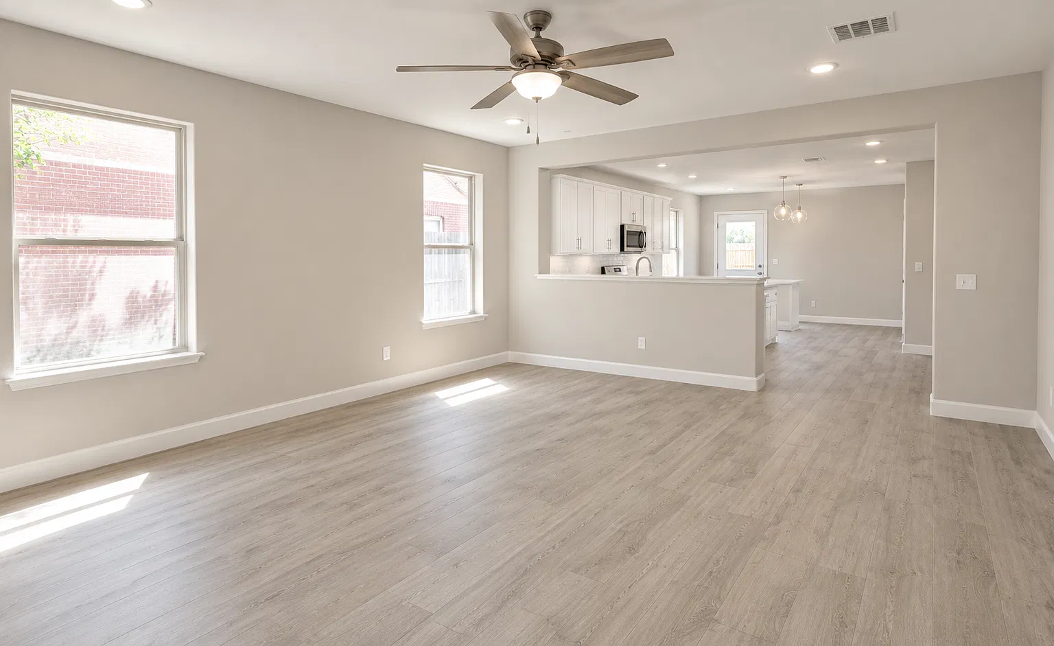 3 bed, 1364 sqft, $2,100 — Photo 4