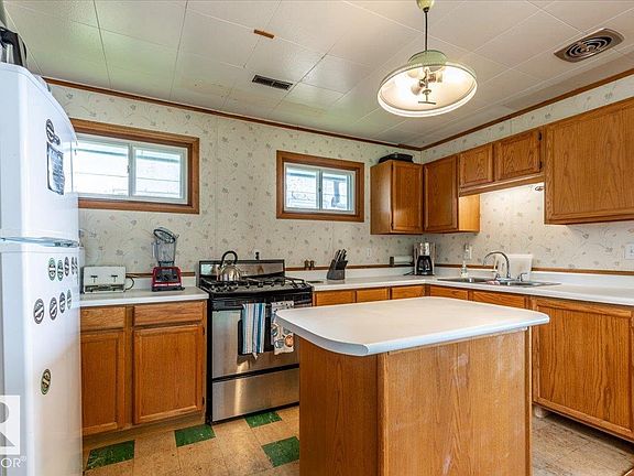 4th image of 59 Beach Ave
