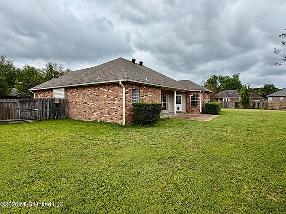 4th image of 105 Edinburgh Ln