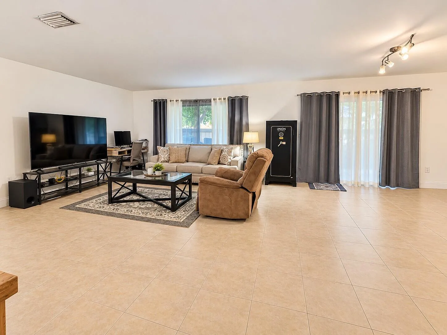 3 bed, 2.5 bath, 1677 sqft, $3,300 — Photo 4