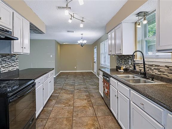4th image of 211 Janet Dr
